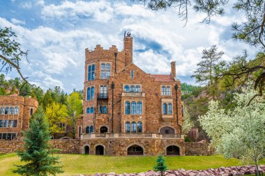 Colorado Springs, CO - 06 Mayıs 2022: Glen Eyrie kalesinin manzarası, Tudor tarzı bir kale