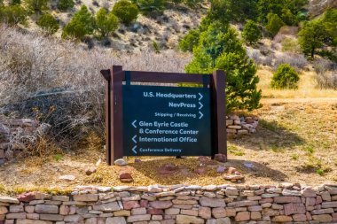 Colorado Springs, CO - 06 Mayıs 2022: Manzaralı varış yerine giden farklı deneyler