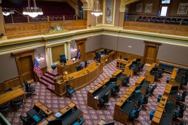 Wyoming, WY, ABD - 10 Mayıs 2022: Wyoming Eyalet Meclisi 'nin büyük toplantı salonu