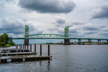 Kuzey Carolina 'daki Cape Fear Memoria Köprüsü, Wilmington Sahili