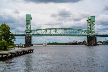 Kuzey Carolina 'daki Cape Fear Memoria Köprüsü, Wilmington Sahili