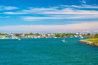 Cedar Adası, NC, ABD - 13 Ağustos 2022: Parkın giriş noktasında bir karşılama tabelası