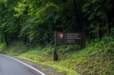 Great Smokey NP Dağı, Tennessee, ABD - 10 Temmuz 2022: Parkın giriş noktasında bir karşılama tabelası