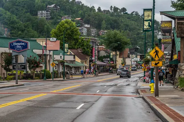 Gatlinburg, Tennessee, ABD - 10 Temmuz 2022: Dağ manzarası ve parkıyla tanınan bir şehir