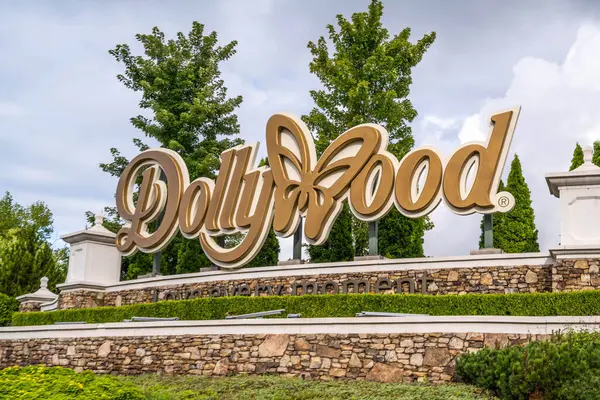 Gatlinburg, Tennessee, ABD - 10 Temmuz 2022: Dollywood Lunaparkı