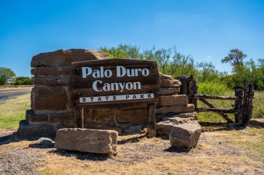 Palo Duro Canyon SP, TX, ABD - 18 Eylül 2022: Parkın giriş noktasında bir karşılama tabelası