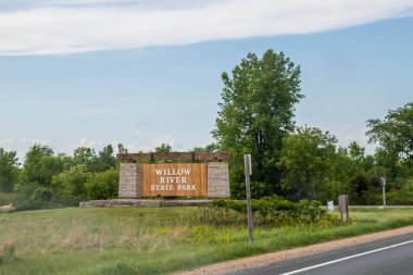 Hudson, WI, ABD - 4 Haziran 2022: Parkın giriş noktasında bir karşılama tabelası