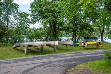 Hudson, WI, ABD - 4 Haziran 2022: Parkın giriş noktasında bir karşılama tabelası