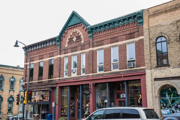 Hudson, WI, ABD - 4 Haziran 2022: Dükkan ve restoranlarıyla tanınan bir şehir