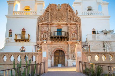 Tucson, AZ, ABD - 4 Mayıs 2023: San Xavier del Bac Misyon Kilisesi