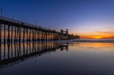 Oceanside, California 'da dramatik canlı günbatımı manzarası