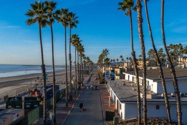 Oceanside, CA, USA - 5 Aralık 2023: Tarihi yerleri ve plajlarıyla tanınan bir şehir