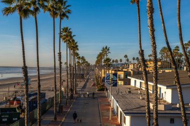 Oceanside, CA, USA - 5 Aralık 2023: Tarihi yerleri ve plajlarıyla tanınan bir şehir