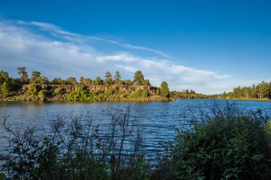 Arizona 'daki Fool Hollow Gölü Eğlence Bölgesi' ne bakan bir manzara.
