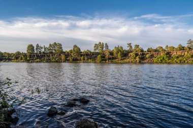 Arizona 'daki Fool Hollow Gölü Eğlence Bölgesi' ne bakan bir manzara.