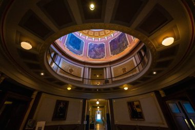 Montgomery, AL, ABD - 9 Ekim 2024: Alabama Eyalet Binası 'nın iç binasının geniş koridorları