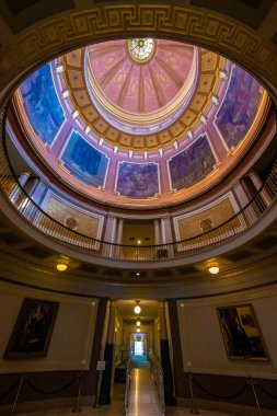 Montgomery, AL, ABD - 9 Ekim 2024: Alabama Eyalet Binası 'nın iç binasının geniş koridorları
