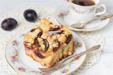 Geleneksel ev yapımı erik kek