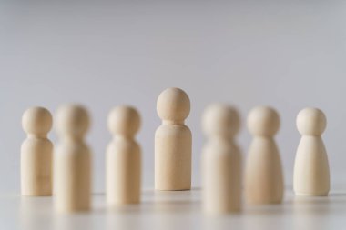 Beyaz arka planda tahta figürler. Takım çalışması, liderlik ve iş ekibi yaratıcı düşünce ve insan kaynakları, işe alım çalışanı konsepti
