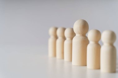 Beyaz arka planda tahta figürler. Takım çalışması, liderlik ve iş ekibi yaratıcı düşünce ve insan kaynakları, işe alım çalışanı konsepti