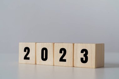 2022 yılına kadar 2023 yılı yazılı tahta küp bloğu. Mutlu yıllar konsepti.