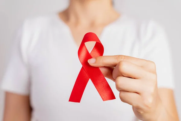 Zbliżenie Kobieta Ręka Gospodarstwa Czerwoną Wstążką Hiv Świat Aids Dzień — Zdjęcie stockowe