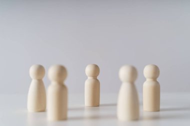 Beyaz arka planda tahta figürler. Takım çalışması, liderlik ve iş ekibi yaratıcı düşünce ve insan kaynakları, işe alım çalışanı konsepti