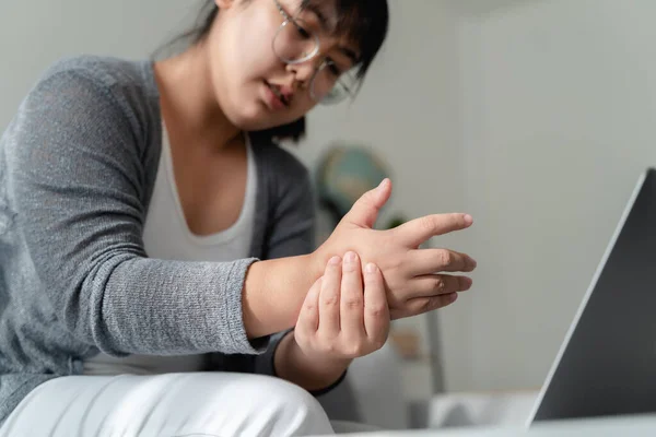 Vrouw Houdt Haar Hand Pijn Van Het Gebruik Van Computer — Stockfoto