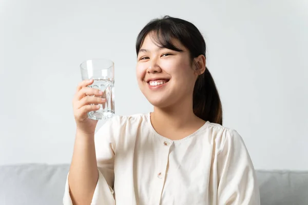 Gezonde Mooie Jonge Vrouw Met Een Glas Water Zitten Bank Stockafbeelding