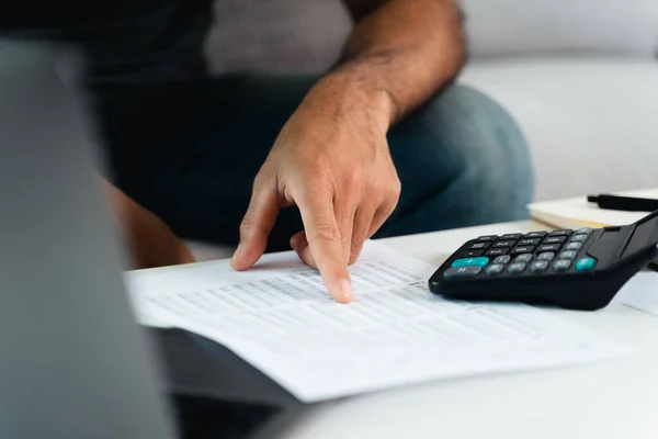 Hombre Está Calculando Impuesto Anual Con Calculadora Formulario Llenado Declaración Fotos De Stock