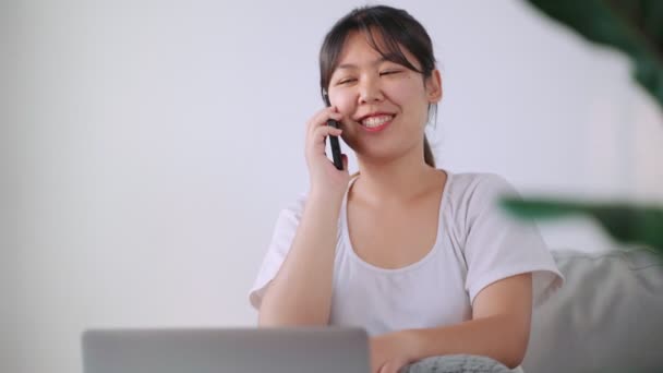 Mujer Asiática Hablando Por Teléfono Sala Estar Casa — Vídeos de Stock