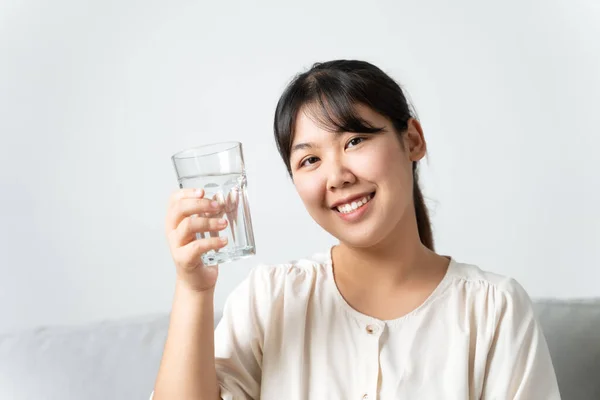 Gesunde Schöne Junge Frau Mit Einem Glas Wasser Auf Der — Stockfoto