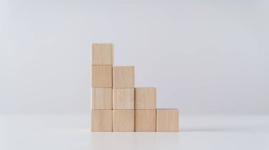 Masaya basan merdiven gibi tahta küp yığını yığını. Başarı, zirveye tırmanma, ilerleme, iş büyüme konsepti.