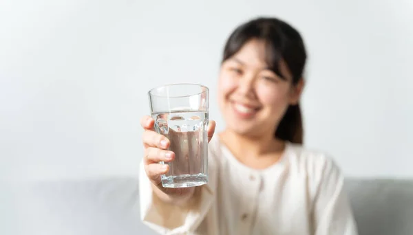 Gesunde Schöne Junge Frau Mit Einem Glas Wasser Auf Der — Stockfoto