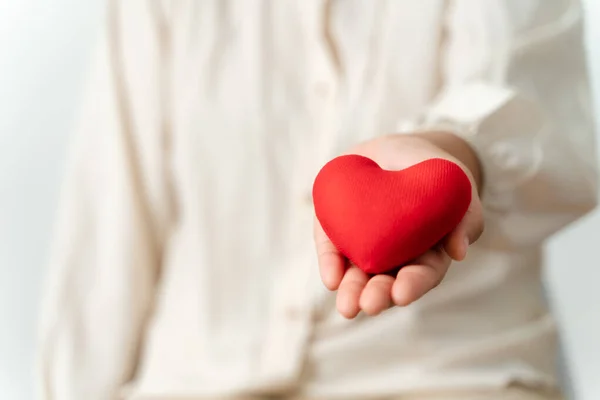 Mujer Con Corazón Rojo Amor Seguro Salud Donación Feliz Voluntario — Foto de Stock