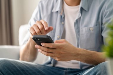 Akıllı telefon daktilosu kullanan, sohbet eden, canlı yayın yapan video izleyen bir adam. Sosyal ağ, teknoloji kavramı
