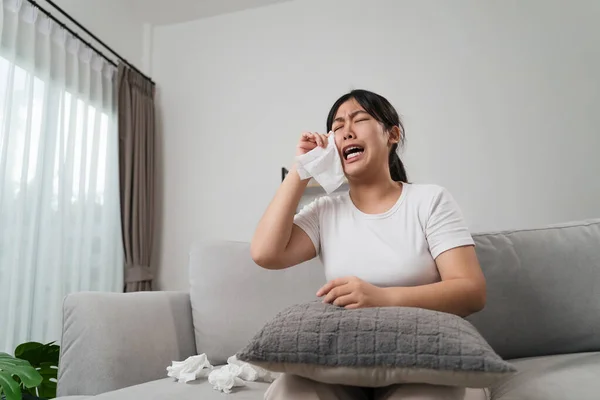 Portret Van Een Trieste Aziatische Vrouw Huilen Veegt Haar Tranen — Stockfoto