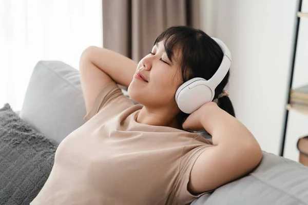 Young Woman Listening Music Headphone Relaxing While Sitting Sofa Home — Stock Photo, Image