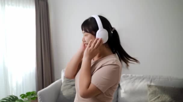 Mujer Joven Escuchando Música Con Auriculares Relajándose Mientras Está Sentada — Vídeos de Stock