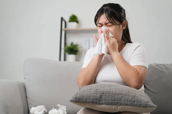 Una Joven Tiene Alergia Nariz Estornudando Sentada Sofá Casa Gripe Imagen De Stock