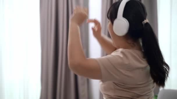 Mujer Joven Escuchar Música Con Auriculares Bailar Sala Estar Casa — Vídeos de Stock