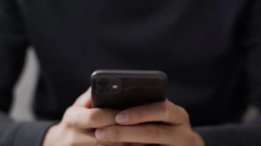 Genç adamın eli internete erişmek ve bilgi, sosyal ağ aramak için akıllı telefon kullanıyor..