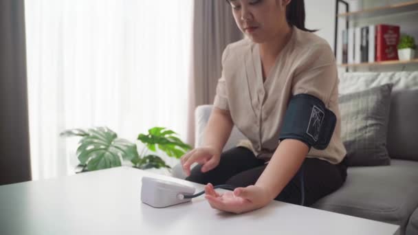 Mulher Está Medindo Sua Pressão Arterial Sozinha Usando Monitor Portátil — Vídeo de Stock