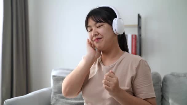 Mujer Joven Escuchar Música Con Auriculares Bailar Sala Estar Casa — Vídeos de Stock