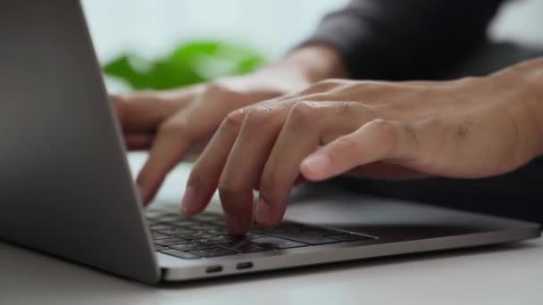 Рука Людини Друкує Клавіатурі Комп Ютера Ноутбука Вдома Або Офісі — стокове відео