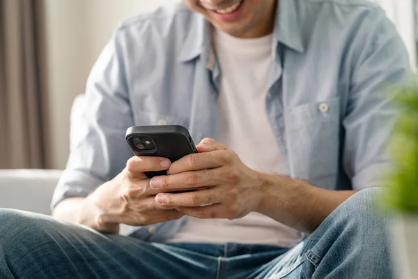 Akıllı telefon daktilosu kullanan, sohbet eden, canlı yayın yapan video izleyen bir adam. Sosyal ağ, teknoloji kavramı