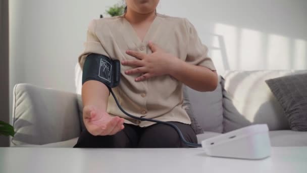 Mujer Está Midiendo Presión Arterial Por Misma Utilizando Monitor Portátil — Vídeo de stock