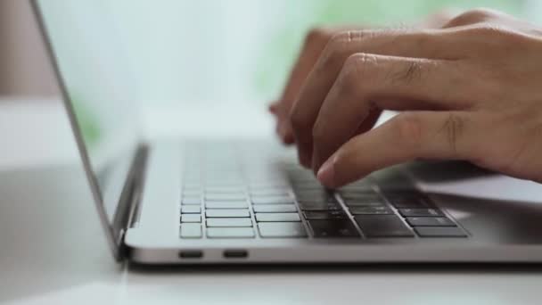 Ręka Mężczyzny Pisze Klawiaturze Laptopa Domu Lub Biurze Pracuje Wysyła — Wideo stockowe