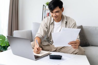 Adam yıllık vergiyi hesap makinesi ve Bireysel Gelir Vergisi İade formuyla hesaplıyor. Vergi ve Bütçe Planlama Konsepti Ödeme Sezonu. 