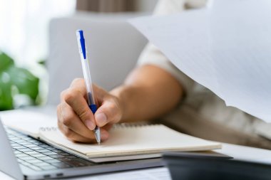 Adam yıllık vergiyi hesap makinesi ve Bireysel Gelir Vergisi İade formuyla hesaplıyor. Vergi ve Bütçe Planlama Konsepti Ödeme Sezonu. 